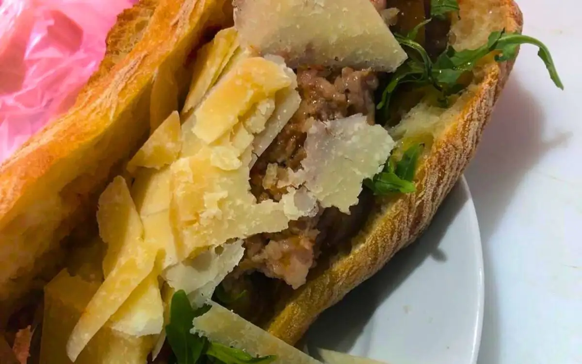 Frisch belegte italienische Paninis
