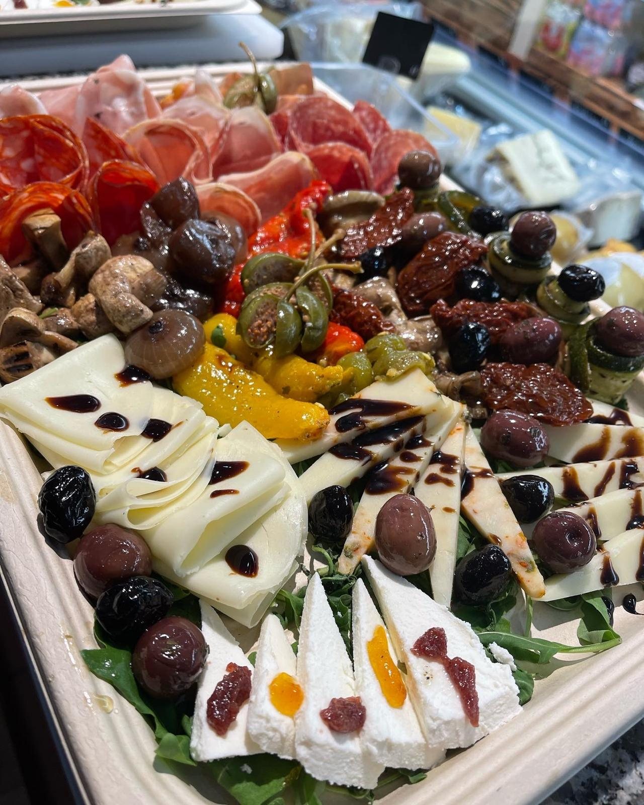Salumi- und Käseplatte mit Antipasti