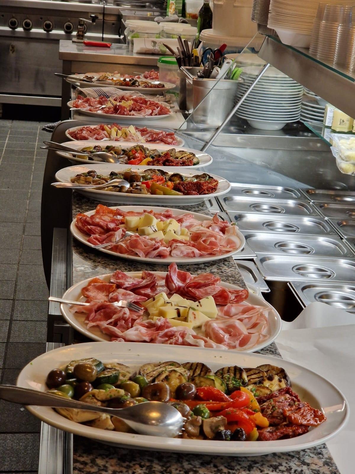 Catering-Buffet mit Antipasti-Platten von Lo Sfizio