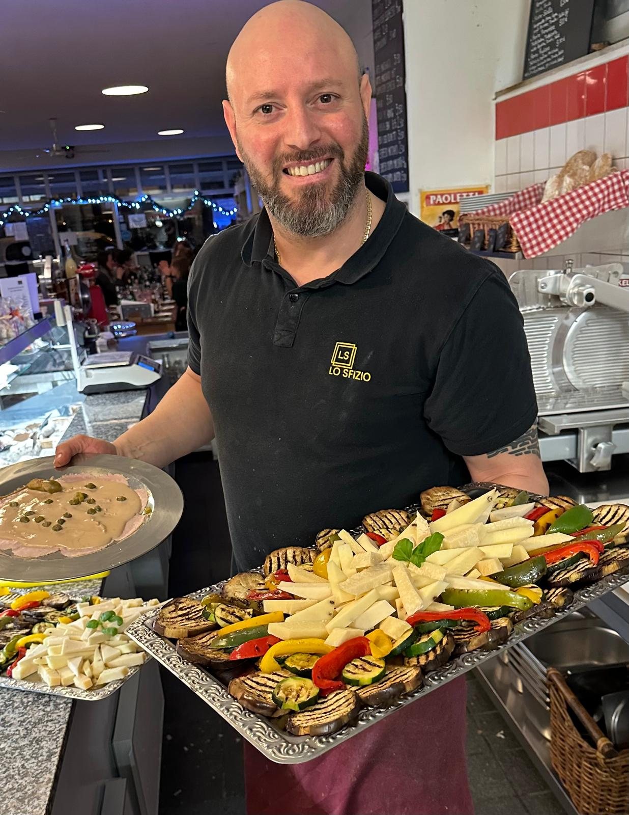 Graziano Monforte präsentiert eine Catering-Platte von Lo Sfizio
