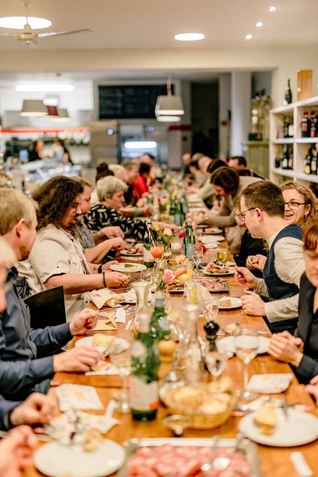 Große Tafel mit Gästen bei einer Feier im Lo Sfizio