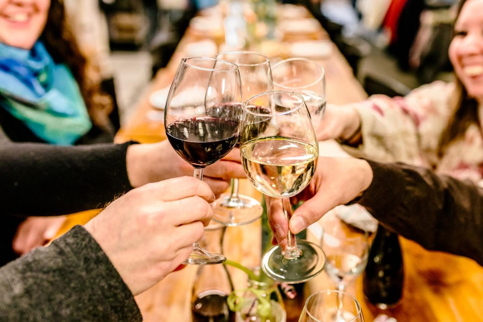 Anstoßen mit Wein bei einer Feier im Lo Sfizio