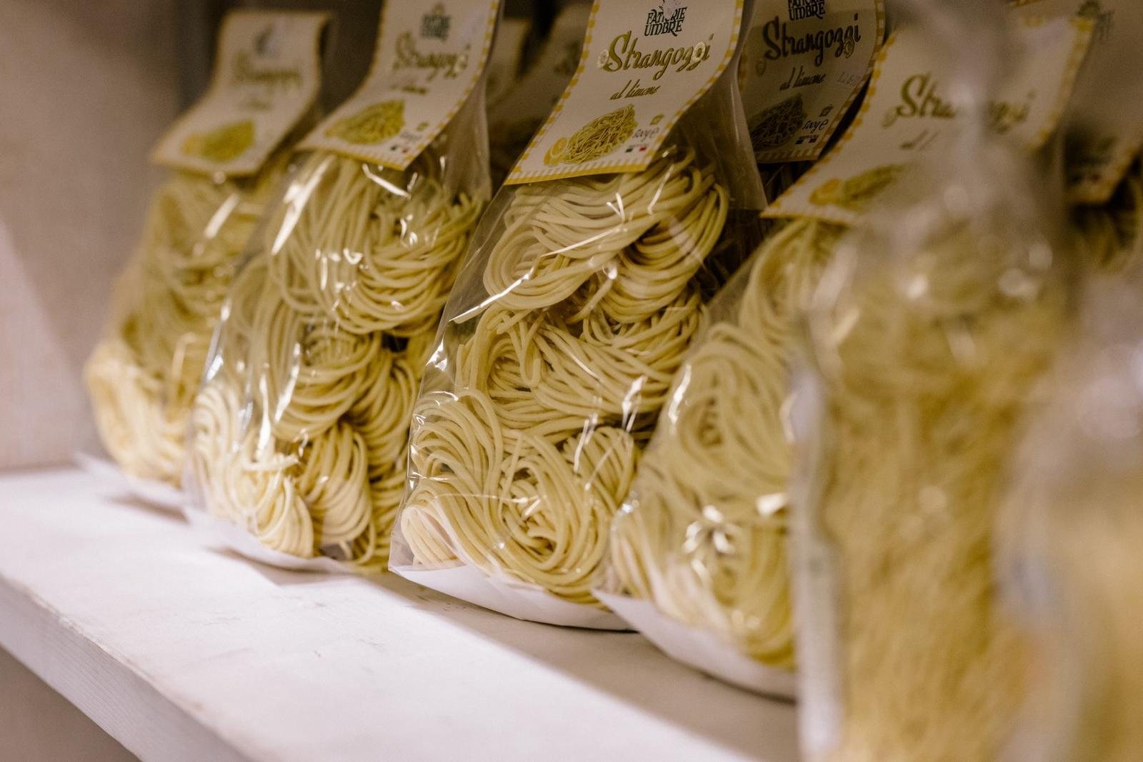 Frische italienische Pasta im Regal von Lo Sfizio