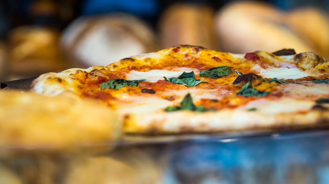 Frisch gebackene Pizza mit Basilikum